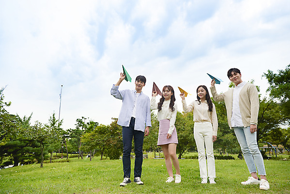 포토 JPG 주간 전신 공원 여자 교육 남자 대학생 대학생라이프 서기 미소 들기 잔디 여러명 20대 청년 성인 야외 앞모습 친구 청춘 캠퍼스라이프 우정 한국인 종이비행기 즐거움 대학교 성인만 국내포토 자연요소 식물 학생 라이프스타일 공공시설 감정 뷰포인트 다수 컨셉 학교 관계 모션 표정 사람 동양인 종이접기 파일형식