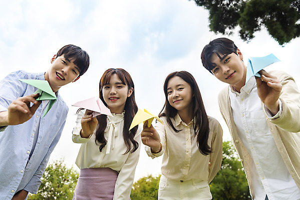 포토 JPG 주간 공원 여자 교육 남자 대학생 대학생라이프 서기 미소 들기 잔디 여러명 상반신 20대 청년 성인 야외 앞모습 친구 청춘 캠퍼스라이프 우정 한국인 종이비행기 즐거움 대학교 성인만 국내포토 자연요소 식물 학생 라이프스타일 공공시설 감정 뷰포인트 다수 컨셉 학교 관계 모션 표정 사람 동양인 종이접기 파일형식