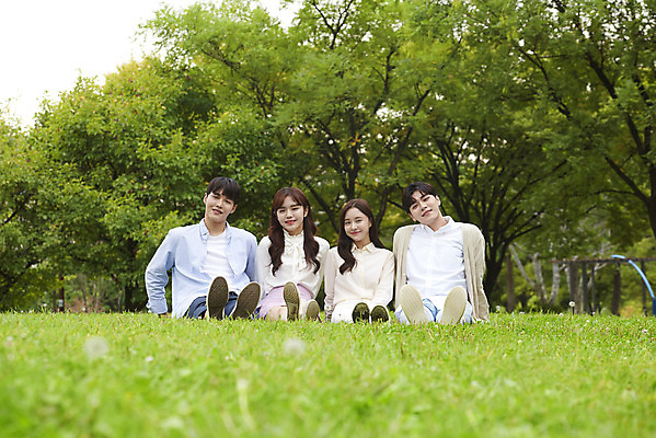 포토 JPG 주간 전신 공원 여자 교육 남자 대학생 대학생라이프 휴식 미소 앉기 잔디 여러명 20대 청년 성인 야외 앞모습 친구 청춘 캠퍼스라이프 우정 한국인 즐거움 대학교 성인만 국내포토 자연요소 식물 학생 라이프스타일 공공시설 감정 뷰포인트 다수 컨셉 학교 관계 모션 표정 사람 동양인 파일형식