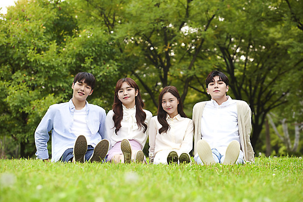 포토 JPG 주간 전신 공원 여자 교육 남자 대학생 대학생라이프 휴식 미소 앉기 잔디 여러명 20대 청년 성인 야외 앞모습 친구 청춘 캠퍼스라이프 우정 한국인 즐거움 대학교 성인만 국내포토 자연요소 식물 학생 라이프스타일 공공시설 감정 뷰포인트 다수 컨셉 학교 관계 모션 표정 사람 동양인 파일형식