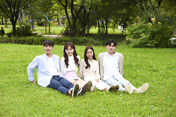 포토 JPG 주간 전신 공원 여자 교육 남자 대학생 대학생라이프 휴식 미소 앉기 잔디 여러명 20대 청년 성인 야외 앞모습 친구 청춘 캠퍼스라이프 우정 한국인 즐거움 대학교 성인만 국내포토 자연요소 식물 학생 라이프스타일 공공시설 감정 뷰포인트 다수 컨셉 학교 관계 모션 표정 사람 동양인 파일형식