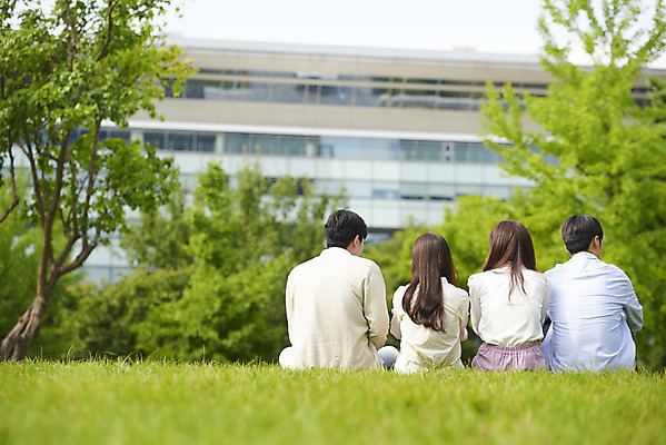 포토 JPG 주간 공원 여자 교육 남자 대학생 대학생라이프 휴식 앉기 잔디 여러명 상반신 20대 청년 성인 야외 뒷모습 친구 청춘 캠퍼스라이프 우정 한국인 즐거움 대학교 성인만 국내포토 자연요소 식물 학생 라이프스타일 공공시설 감정 뷰포인트 다수 컨셉 학교 관계 모션 사람 동양인 파일형식