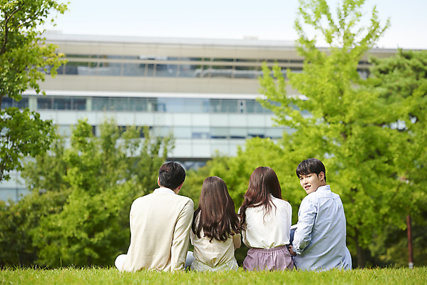 포토 JPG 주간 공원 여자 교육 남자 대학생 대학생라이프 휴식 앉기 잔디 여러명 상반신 20대 청년 성인 야외 뒷모습 친구 청춘 캠퍼스라이프 우정 한국인 뒤돌아보기 즐거움 대학교 성인만 국내포토 자연요소 식물 학생 라이프스타일 공공시설 감정 뷰포인트 다수 컨셉 학교 관계 모션 사람 동양인 파일형식