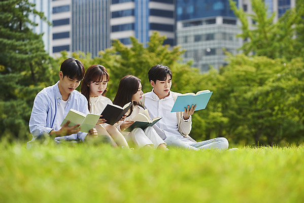 포토 JPG 주간 전신 공원 여자 교육 남자 대학생 대학생라이프 휴식 미소 들기 앉기 잔디 여러명 20대 청년 성인 야외 옆모습 책 친구 청춘 독서 캠퍼스라이프 우정 한국인 즐거움 대학교 성인만 국내포토 자연요소 식물 학생 라이프스타일 공공시설 감정 뷰포인트 다수 컨셉 학교 관계 모션 표정 사람 동양인 파일형식