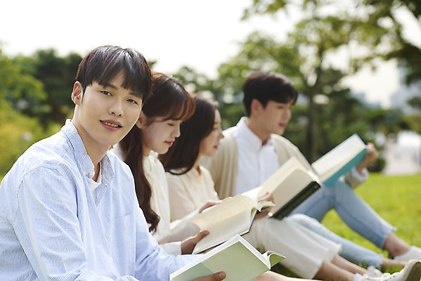 포토 JPG 주간 전신 공원 여자 교육 남자 대학생 대학생라이프 휴식 미소 앉기 잔디 여러명 상반신 20대 청년 성인 야외 옆모습 친구 청춘 독서 캠퍼스라이프 우정 한국인 즐거움 대학교 성인만 국내포토 자연요소 식물 학생 라이프스타일 공공시설 감정 뷰포인트 다수 컨셉 학교 관계 모션 표정 사람 동양인 파일형식