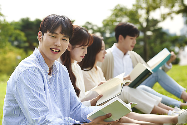 포토 JPG 주간 전신 공원 여자 교육 남자 대학생 대학생라이프 휴식 미소 들기 앉기 잔디 여러명 상반신 20대 청년 성인 야외 옆모습 책 친구 청춘 독서 캠퍼스라이프 우정 한국인 즐거움 대학교 성인만 국내포토 자연요소 식물 학생 라이프스타일 공공시설 감정 뷰포인트 다수 컨셉 학교 관계 모션 표정 사람 동양인 파일형식