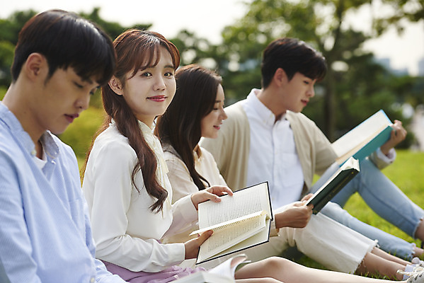 포토 JPG 주간 전신 공원 여자 교육 남자 대학생 대학생라이프 휴식 미소 들기 앉기 잔디 여러명 상반신 20대 청년 성인 야외 옆모습 책 친구 청춘 독서 캠퍼스라이프 우정 한국인 즐거움 대학교 성인만 국내포토 자연요소 식물 학생 라이프스타일 공공시설 감정 뷰포인트 다수 컨셉 학교 관계 모션 표정 사람 동양인 파일형식