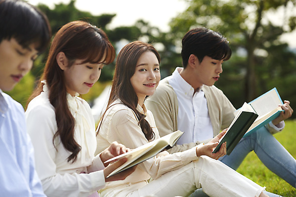 포토 JPG 주간 공원 여자 교육 남자 대학생 대학생라이프 휴식 미소 들기 앉기 잔디 여러명 상반신 20대 청년 성인 야외 옆모습 책 친구 청춘 독서 캠퍼스라이프 우정 한국인 즐거움 대학교 성인만 국내포토 자연요소 식물 학생 라이프스타일 공공시설 감정 뷰포인트 다수 컨셉 학교 관계 모션 표정 사람 동양인 파일형식