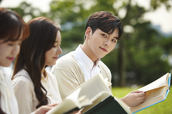 포토 JPG 주간 공원 여자 교육 남자 대학생 대학생라이프 휴식 미소 들기 앉기 잔디 상반신 20대 청년 성인 야외 옆모습 책 세명 친구 청춘 독서 캠퍼스라이프 우정 한국인 즐거움 대학교 성인만 국내포토 자연요소 식물 학생 라이프스타일 공공시설 감정 뷰포인트 컨셉 학교 관계 모션 표정 사람 동양인 파일형식