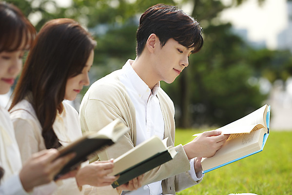 포토 JPG 주간 공원 여자 교육 남자 대학생 대학생라이프 휴식 미소 들기 앉기 잔디 상반신 20대 청년 성인 야외 옆모습 책 세명 친구 청춘 독서 캠퍼스라이프 우정 한국인 즐거움 대학교 성인만 국내포토 자연요소 식물 학생 라이프스타일 공공시설 감정 뷰포인트 컨셉 학교 관계 모션 표정 사람 동양인 파일형식
