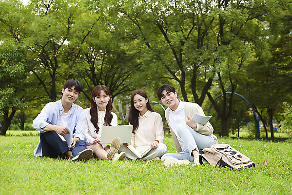 포토 JPG 주간 전신 공원 여자 교육 남자 대학생 협력 대학생라이프 휴식 미소 앉기 잔디 여러명 20대 청년 성인 야외 앞모습 친구 노트북 청춘 캠퍼스라이프 우정 한국인 즐거움 대학교 과제 성인만 조별과제 국내포토 자연요소 식물 학생 라이프스타일 공공시설 감정 뷰포인트 다수 컨셉 학교 관계 모션 표정 사람 동양인 전자제품 파일형식