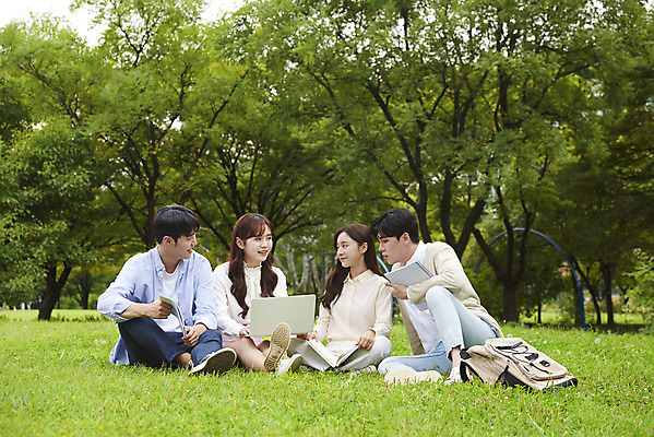 포토 JPG 주간 전신 공원 여자 교육 남자 대학생 협력 대학생라이프 휴식 미소 앉기 잔디 여러명 20대 청년 성인 야외 앞모습 친구 노트북 청춘 캠퍼스라이프 우정 한국인 즐거움 대학교 과제 성인만 조별과제 국내포토 자연요소 식물 학생 라이프스타일 공공시설 감정 뷰포인트 다수 컨셉 학교 관계 모션 표정 사람 동양인 전자제품 파일형식