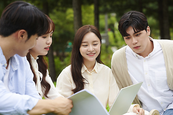 포토 JPG 주간 공원 여자 교육 남자 대학생 대학생라이프 휴식 미소 앉기 잔디 여러명 상반신 20대 청년 성인 야외 앞모습 옆모습 친구 노트북 청춘 캠퍼스라이프 우정 한국인 토론 즐거움 대학교 과제 성인만 조별과제 국내포토 자연요소 식물 학생 라이프스타일 공공시설 감정 뷰포인트 다수 컨셉 학교 관계 모션 표정 사람 동양인 전자제품 파일형식