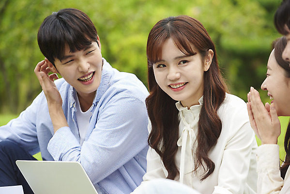 포토 JPG 주간 공원 여자 교육 남자 대학생 대학생라이프 휴식 미소 앉기 잔디 여러명 상반신 20대 청년 성인 야외 옆모습 친구 노트북 청춘 캠퍼스라이프 우정 한국인 토론 즐거움 대학교 과제 성인만 조별과제 국내포토 자연요소 식물 학생 라이프스타일 공공시설 감정 뷰포인트 다수 컨셉 학교 관계 모션 표정 사람 동양인 전자제품 파일형식