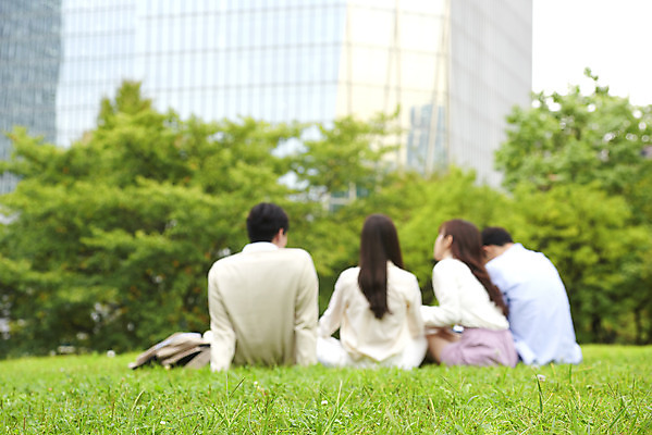 포토 JPG 주간 공원 여자 교육 남자 대학생 대학생라이프 휴식 대화 앉기 잔디 여러명 상반신 20대 청년 성인 야외 뒷모습 친구 청춘 캠퍼스라이프 우정 한국인 토론 즐거움 대학교 과제 성인만 조별과제 국내포토 자연요소 식물 학생 라이프스타일 공공시설 감정 뷰포인트 다수 컨셉 학교 관계 모션 말하기 사람 동양인 파일형식