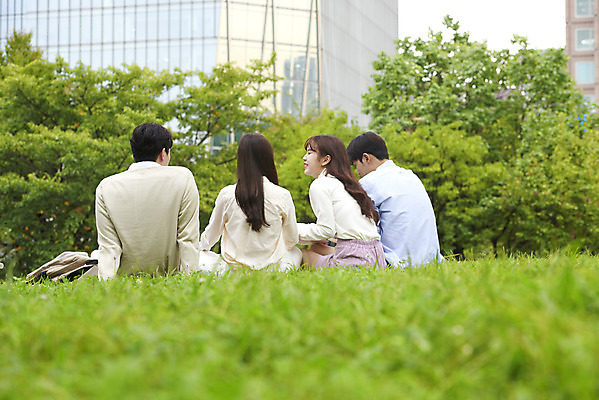 포토 JPG 주간 공원 여자 교육 남자 대학생 대학생라이프 휴식 대화 앉기 잔디 여러명 상반신 20대 청년 성인 야외 뒷모습 친구 청춘 캠퍼스라이프 우정 한국인 토론 즐거움 대학교 과제 성인만 조별과제 국내포토 자연요소 식물 학생 라이프스타일 공공시설 감정 뷰포인트 다수 컨셉 학교 관계 모션 말하기 사람 동양인 파일형식