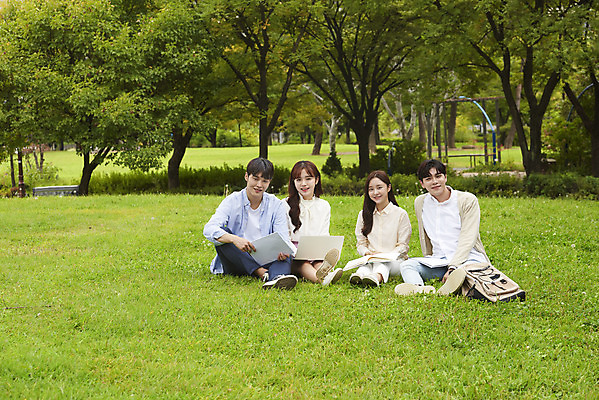 포토 JPG 주간 전신 공원 여자 교육 남자 대학생 대학생라이프 휴식 대화 미소 앉기 잔디 여러명 20대 청년 성인 야외 앞모습 친구 노트북 청춘 캠퍼스라이프 우정 한국인 토론 즐거움 대학교 과제 성인만 조별과제 국내포토 자연요소 식물 학생 라이프스타일 공공시설 감정 뷰포인트 다수 컨셉 학교 관계 모션 표정 말하기 사람 동양인 전자제품 파일형식