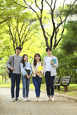 포토 JPG 주간 전신 공원 여자 교육 남자 대학생 대학생라이프 미소 들기 여러명 20대 청년 성인 야외 앞모습 책 친구 청춘 걷기 캠퍼스라이프 우정 산책 한국인 즐거움 대학교 성인만 국내포토 자연요소 학생 라이프스타일 공공시설 감정 뷰포인트 다수 컨셉 학교 관계 모션 휴식 표정 사람 동양인 파일형식