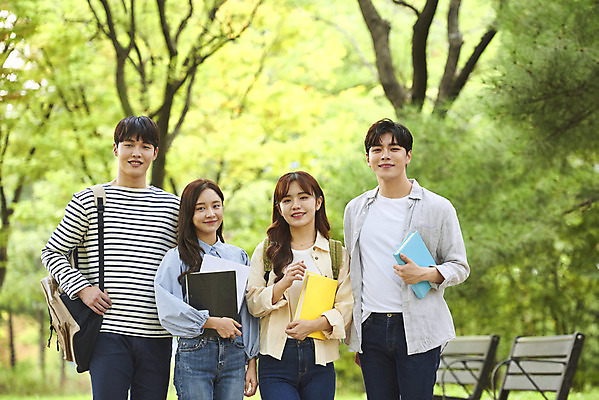 포토 JPG 주간 공원 여자 교육 남자 대학생 대학생라이프 미소 들기 여러명 상반신 20대 청년 성인 야외 앞모습 책 친구 청춘 걷기 캠퍼스라이프 우정 산책 한국인 즐거움 대학교 성인만 국내포토 자연요소 학생 라이프스타일 공공시설 감정 뷰포인트 다수 컨셉 학교 관계 모션 휴식 표정 사람 동양인 파일형식