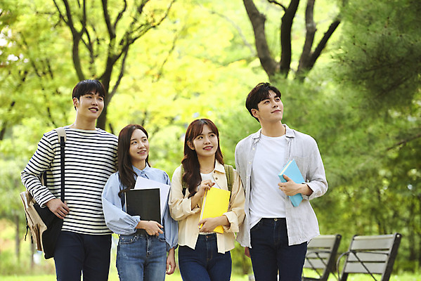 포토 JPG 주간 응시 공원 여자 교육 남자 대학생 대학생라이프 미소 들기 여러명 상반신 20대 청년 성인 야외 앞모습 책 친구 청춘 걷기 캠퍼스라이프 우정 산책 한국인 즐거움 대학교 성인만 국내포토 자연요소 학생 라이프스타일 시선 공공시설 감정 뷰포인트 다수 컨셉 학교 관계 모션 휴식 표정 사람 동양인 파일형식