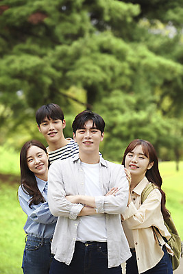 포토 JPG 주간 공원 여자 교육 남자 대학생 대학생라이프 서기 미소 여러명 상반신 20대 청년 성인 야외 앞모습 친구 청춘 팔짱 캠퍼스라이프 우정 한국인 자신감 즐거움 대학교 성인만 국내포토 자연요소 학생 라이프스타일 공공시설 감정 뷰포인트 다수 컨셉 학교 관계 모션 표정 사람 동양인 파일형식