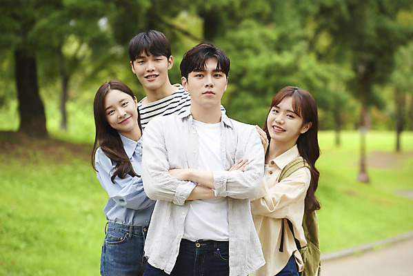 포토 JPG 주간 공원 여자 교육 남자 대학생 대학생라이프 서기 미소 여러명 상반신 20대 청년 성인 야외 앞모습 친구 청춘 팔짱 캠퍼스라이프 우정 한국인 자신감 즐거움 대학교 성인만 국내포토 자연요소 학생 라이프스타일 공공시설 감정 뷰포인트 다수 컨셉 학교 관계 모션 표정 사람 동양인 파일형식