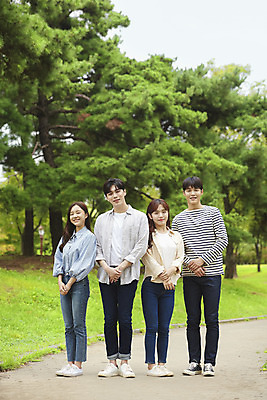 포토 JPG 주간 전신 공원 여자 교육 남자 대학생 대학생라이프 서기 미소 여러명 20대 청년 성인 야외 앞모습 친구 청춘 캠퍼스라이프 우정 한국인 즐거움 대학교 공손 성인만 국내포토 자연요소 학생 라이프스타일 공공시설 감정 뷰포인트 다수 컨셉 학교 관계 모션 표정 사람 동양인 파일형식
