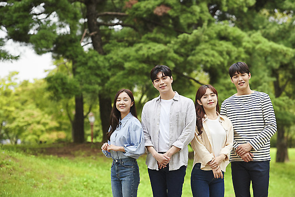 포토 JPG 주간 공원 여자 교육 남자 대학생 대학생라이프 서기 미소 여러명 상반신 20대 청년 성인 야외 앞모습 친구 청춘 캠퍼스라이프 우정 한국인 즐거움 대학교 공손 성인만 국내포토 자연요소 학생 라이프스타일 공공시설 감정 뷰포인트 다수 컨셉 학교 관계 모션 표정 사람 동양인 파일형식
