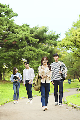 포토 JPG 주간 전신 공원 여자 교육 남자 대학생 가방 대학생라이프 미소 들기 여러명 20대 청년 성인 야외 앞모습 친구 청춘 걷기 캠퍼스라이프 우정 산책 한국인 즐거움 대학교 성인만 국내포토 자연요소 학생 라이프스타일 잡화 공공시설 감정 뷰포인트 다수 컨셉 학교 관계 모션 휴식 표정 사람 동양인 파일형식