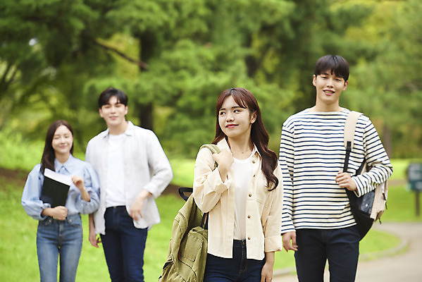 포토 JPG 주간 공원 여자 교육 남자 대학생 가방 대학생라이프 미소 들기 여러명 상반신 20대 청년 성인 야외 앞모습 책 친구 청춘 걷기 캠퍼스라이프 우정 산책 한국인 즐거움 대학교 성인만 국내포토 자연요소 학생 라이프스타일 잡화 공공시설 감정 뷰포인트 다수 컨셉 학교 관계 모션 휴식 표정 사람 동양인 파일형식