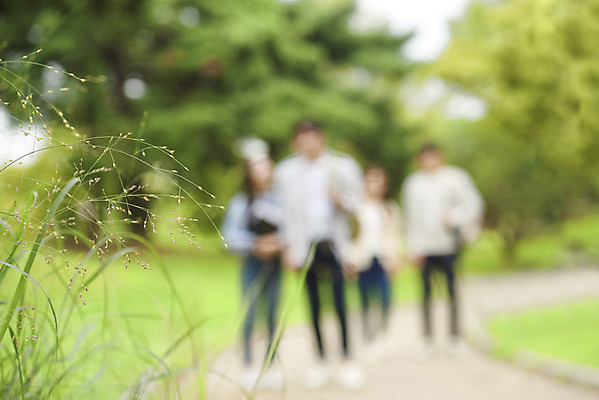 포토 JPG 주간 전신 공원 여자 교육 남자 대학생 대학생라이프 미소 근접촬영 여러명 20대 청년 성인 야외 앞모습 아웃포커스 친구 청춘 걷기 캠퍼스라이프 우정 산책 한국인 즐거움 대학교 성인만 국내포토 자연요소 학생 라이프스타일 공공시설 감정 뷰포인트 다수 컨셉 학교 관계 모션 휴식 촬영기법 표정 사람 동양인 파일형식