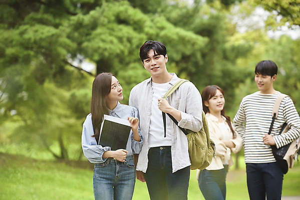 포토 JPG 주간 공원 여자 교육 남자 대학생 가방 대학생라이프 대화 미소 들기 여러명 상반신 20대 청년 성인 야외 앞모습 책 친구 청춘 걷기 캠퍼스라이프 우정 산책 한국인 즐거움 대학교 성인만 국내포토 자연요소 학생 라이프스타일 잡화 공공시설 감정 뷰포인트 다수 컨셉 학교 관계 모션 휴식 표정 말하기 사람 동양인 파일형식