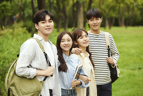 포토 JPG 주간 공원 여자 교육 남자 대학생 가방 대학생라이프 서기 미소 들기 여러명 상반신 20대 청년 성인 야외 옆모습 책 친구 청춘 캠퍼스라이프 우정 한국인 즐거움 대학교 성인만 국내포토 자연요소 학생 라이프스타일 잡화 공공시설 감정 뷰포인트 다수 컨셉 학교 관계 모션 표정 사람 동양인 파일형식