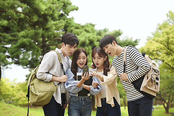 포토 JPG 주간 공원 여자 교육 남자 대학생 가방 대학생라이프 서기 미소 들기 여러명 상반신 20대 청년 성인 야외 앞모습 책 친구 스마트폰 청춘 캠퍼스라이프 놀람 우정 기쁨 한국인 즐거움 합격 대학교 성인만 국내포토 자연요소 학생 라이프스타일 잡화 공공시설 감정 뷰포인트 다수 컨셉 학교 관계 모션 표정 사람 동양인 핸드폰 스마트기기 파일형식