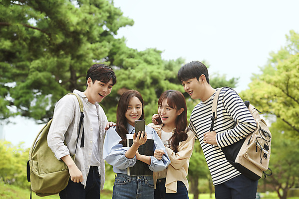 포토 JPG 주간 공원 여자 교육 남자 대학생 가방 대학생라이프 서기 미소 들기 여러명 상반신 20대 청년 성인 야외 앞모습 책 친구 스마트폰 청춘 캠퍼스라이프 놀람 우정 기쁨 한국인 즐거움 합격 대학교 성인만 국내포토 자연요소 학생 라이프스타일 잡화 공공시설 감정 뷰포인트 다수 컨셉 학교 관계 모션 표정 사람 동양인 핸드폰 스마트기기 파일형식