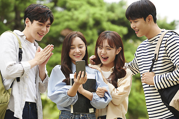 포토 JPG 주간 공원 여자 교육 남자 대학생 가방 대학생라이프 서기 미소 들기 여러명 상반신 20대 청년 성인 야외 앞모습 책 친구 스마트폰 청춘 캠퍼스라이프 놀람 우정 기쁨 한국인 축하 즐거움 합격 대학교 성인만 국내포토 자연요소 학생 라이프스타일 잡화 공공시설 감정 뷰포인트 다수 컨셉 학교 관계 모션 표정 사람 동양인 핸드폰 스마트기기 파일형식