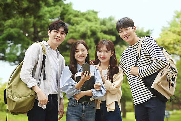 포토 JPG 주간 공원 여자 교육 남자 대학생 가방 대학생라이프 서기 미소 들기 여러명 상반신 20대 청년 성인 야외 앞모습 책 친구 스마트폰 청춘 캠퍼스라이프 놀람 우정 기쁨 한국인 축하 즐거움 합격 대학교 성인만 국내포토 자연요소 학생 라이프스타일 잡화 공공시설 감정 뷰포인트 다수 컨셉 학교 관계 모션 표정 사람 동양인 핸드폰 스마트기기 파일형식