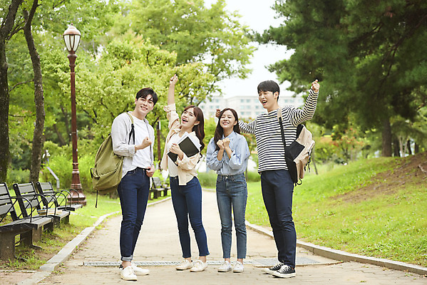 포토 JPG 주간 전신 공원 여자 교육 남자 대학생 가방 대학생라이프 서기 미소 들기 여러명 20대 청년 성인 야외 앞모습 책 친구 청춘 캠퍼스라이프 파이팅 우정 기쁨 한국인 즐거움 대학교 성인만 국내포토 자연요소 학생 라이프스타일 잡화 공공시설 감정 뷰포인트 다수 컨셉 학교 관계 모션 표정 사람 동양인 파일형식