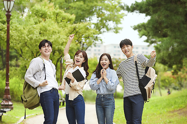 포토 JPG 주간 공원 여자 교육 남자 대학생 가방 대학생라이프 서기 미소 들기 여러명 상반신 20대 청년 성인 야외 앞모습 책 친구 청춘 캠퍼스라이프 파이팅 우정 기쁨 한국인 즐거움 대학교 성인만 국내포토 자연요소 학생 라이프스타일 잡화 공공시설 감정 뷰포인트 다수 컨셉 학교 관계 모션 표정 사람 동양인 파일형식