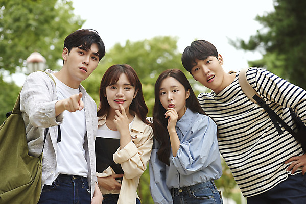 포토 JPG 주간 응시 공원 여자 교육 남자 대학생 대학생라이프 서기 미소 여러명 상반신 20대 청년 성인 야외 앞모습 친구 청춘 캠퍼스라이프 우정 한국인 가리킴 집중 즐거움 호기심 대학교 발견 성인만 국내포토 자연요소 학생 라이프스타일 시선 공공시설 감정 뷰포인트 다수 컨셉 학교 관계 모션 표정 사람 동양인 손짓 파일형식