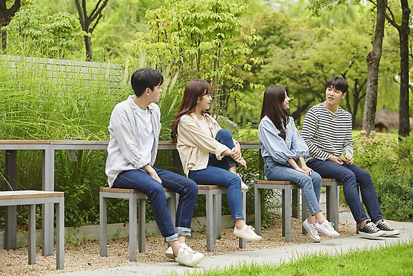 포토 JPG 주간 전신 공원 여자 교육 남자 대학생 대학생라이프 휴식 대화 미소 앉기 여러명 20대 청년 성인 야외 옆모습 친구 청춘 캠퍼스라이프 우정 한국인 즐거움 대학교 성인만 국내포토 자연요소 학생 라이프스타일 공공시설 감정 뷰포인트 다수 컨셉 학교 관계 모션 표정 말하기 사람 동양인 파일형식 인종 생활 시설