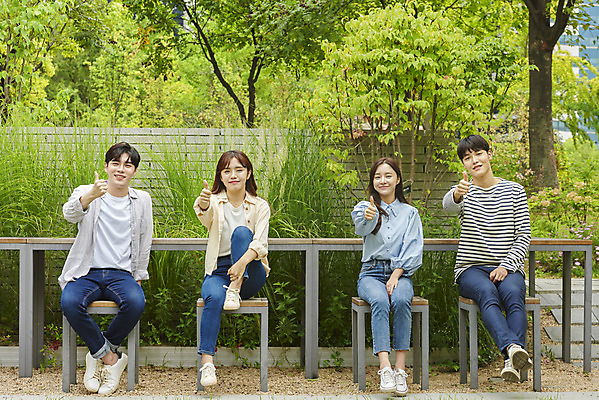 포토 JPG 주간 전신 공원 여자 교육 남자 대학생 대학생라이프 휴식 미소 앉기 여러명 20대 청년 성인 야외 앞모습 친구 청춘 캠퍼스라이프 우정 한국인 엄지손가락 최고 즐거움 대학교 성인만 국내포토 자연요소 학생 라이프스타일 공공시설 감정 뷰포인트 다수 컨셉 손가락 학교 관계 모션 표정 사람 동양인 파일형식