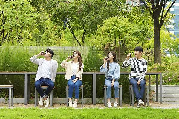 포토 JPG 주간 전신 공원 여자 교육 남자 대학생 대학생라이프 휴식 미소 앉기 여러명 20대 청년 성인 야외 앞모습 친구 청춘 캠퍼스라이프 우정 한국인 에너지 마시기 즐거움 대학교 자양강장제 성인만 국내포토 자연요소 학생 라이프스타일 공공시설 감정 뷰포인트 다수 컨셉 학교 관계 모션 표정 사람 동양인 파일형식 자양식품