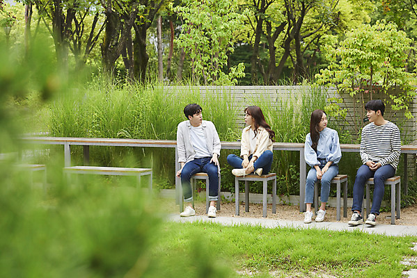 포토 JPG 주간 전신 공원 여자 교육 남자 대학생 대학생라이프 휴식 대화 미소 앉기 여러명 20대 청년 성인 야외 앞모습 친구 청춘 캠퍼스라이프 우정 한국인 즐거움 대학교 성인만 국내포토 자연요소 학생 라이프스타일 공공시설 감정 뷰포인트 다수 컨셉 학교 관계 모션 표정 말하기 사람 동양인 파일형식
