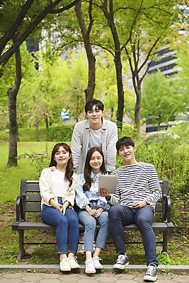 포토 JPG 주간 전신 공원 여자 교육 남자 대학생 벤치 대학생라이프 휴식 서기 미소 들기 앉기 여러명 20대 청년 성인 야외 앞모습 친구 청춘 태블릿 캠퍼스라이프 우정 한국인 즐거움 대학교 성인만 국내포토 자연요소 학생 라이프스타일 공공시설 감정 뷰포인트 다수 컨셉 의자 학교 관계 모션 표정 사람 동양인 전자제품 스마트기기 파일형식