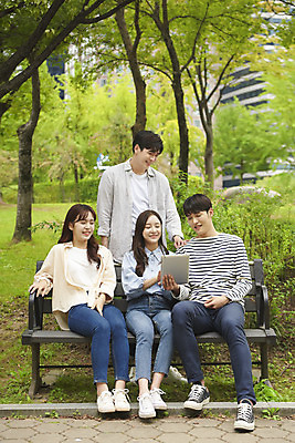 포토 JPG 주간 전신 응시 공원 여자 교육 남자 대학생 벤치 대학생라이프 휴식 대화 서기 미소 들기 앉기 여러명 20대 청년 성인 야외 앞모습 친구 청춘 태블릿 캠퍼스라이프 우정 한국인 즐거움 대학교 성인만 국내포토 자연요소 학생 라이프스타일 시선 공공시설 감정 뷰포인트 다수 컨셉 의자 학교 관계 모션 표정 말하기 사람 동양인 전자제품 스마트기기 파일형식