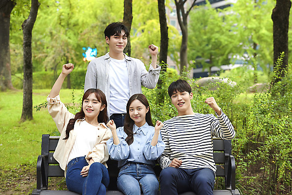 포토 JPG 주간 전신 공원 여자 교육 남자 대학생 벤치 응원 대학생라이프 휴식 서기 미소 앉기 여러명 20대 청년 성인 야외 앞모습 친구 청춘 캠퍼스라이프 파이팅 주먹 우정 한국인 즐거움 대학교 성인만 국내포토 자연요소 학생 라이프스타일 공공시설 감정 뷰포인트 다수 컨셉 의자 학교 관계 모션 표정 사람 동양인 파일형식