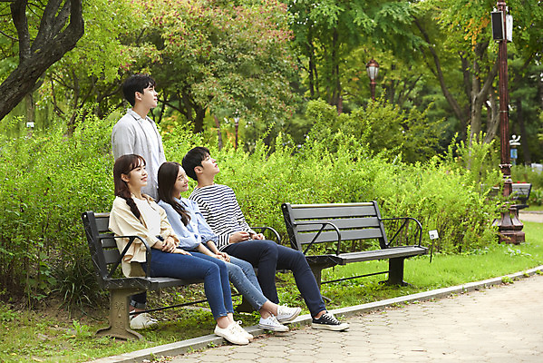 포토 JPG 주간 전신 응시 공원 여자 교육 남자 대학생 벤치 대학생라이프 휴식 서기 미소 앉기 여러명 20대 청년 성인 야외 옆모습 친구 청춘 캠퍼스라이프 우정 한국인 즐거움 대학교 성인만 국내포토 자연요소 학생 라이프스타일 시선 공공시설 감정 뷰포인트 다수 컨셉 의자 학교 관계 모션 표정 사람 동양인 파일형식