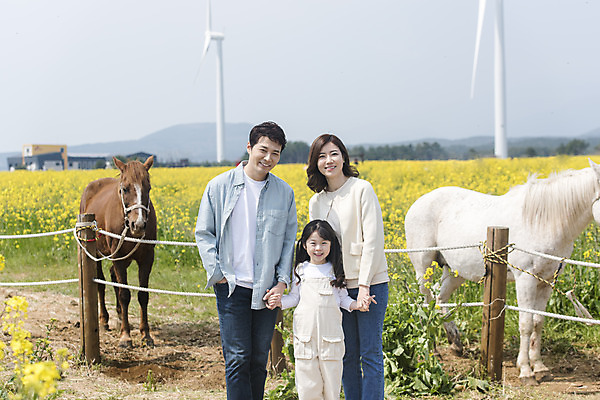 포토 JPG 주간 여자 남자 딸 행복 어린이 두마리 가족 엄마 가족여행 미소 상반신 성인 야외 앞모습 세명 30대 제주도 손잡기 맑음 화목 봄 한국인 가족라이프 말_동물 체험 아빠 핵가족 즐거움 유채 봄여행 유채밭 표선면 국내포토 자연요소 라이프스타일 계절 꽃 감정 뷰포인트 여행 컨셉 2 밭 포유류 관계 모션 날씨 한국 표정 사람 동양인 장년 서귀포 파일형식