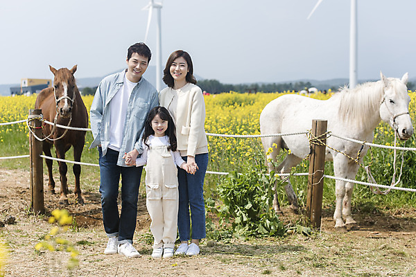 포토 JPG 주간 전신 여자 남자 딸 행복 어린이 두마리 가족 엄마 가족여행 미소 성인 야외 앞모습 세명 30대 제주도 손잡기 맑음 화목 봄 한국인 가족라이프 말_동물 체험 아빠 핵가족 즐거움 유채 봄여행 유채밭 표선면 국내포토 자연요소 라이프스타일 계절 꽃 감정 뷰포인트 여행 컨셉 2 밭 포유류 관계 모션 날씨 한국 표정 사람 동양인 장년 서귀포 파일형식